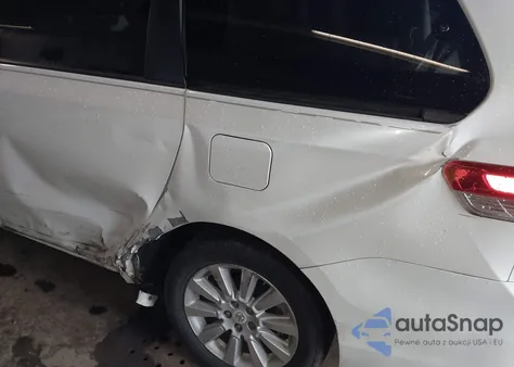 2011 Toyota Sienna Limited z USA, uszkodzony, nr VIN 5TDDK3DCXBS005286